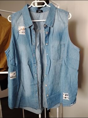 MBLM Women's Light Wash Denim Sleeveless Collared Button-Up Jeans Vest Shirt